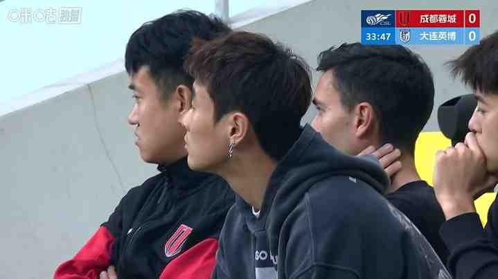 蓉城34分钟仍0-0英博!镜头给到看台上停赛的蓉城队长韦世豪